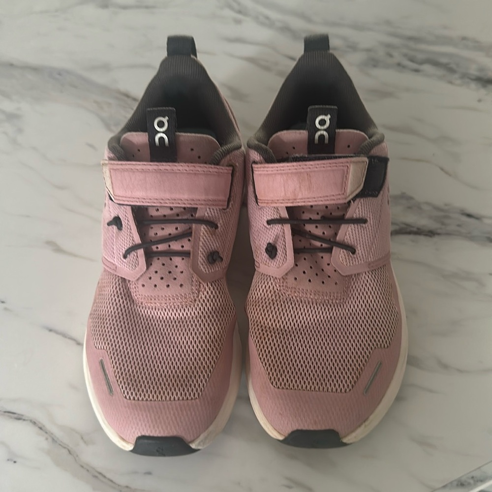 KIDS On cloud tennis shoes